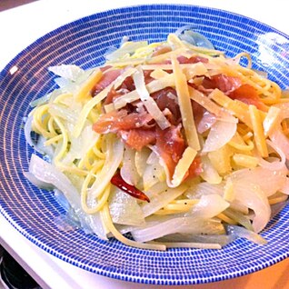 混ぜるだけ！新玉ねぎたっぷりと生ハムのパスタ